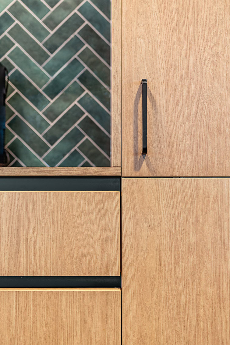 kitchen cabinets and worktop with solid oak wood effect in Master Oak Natural